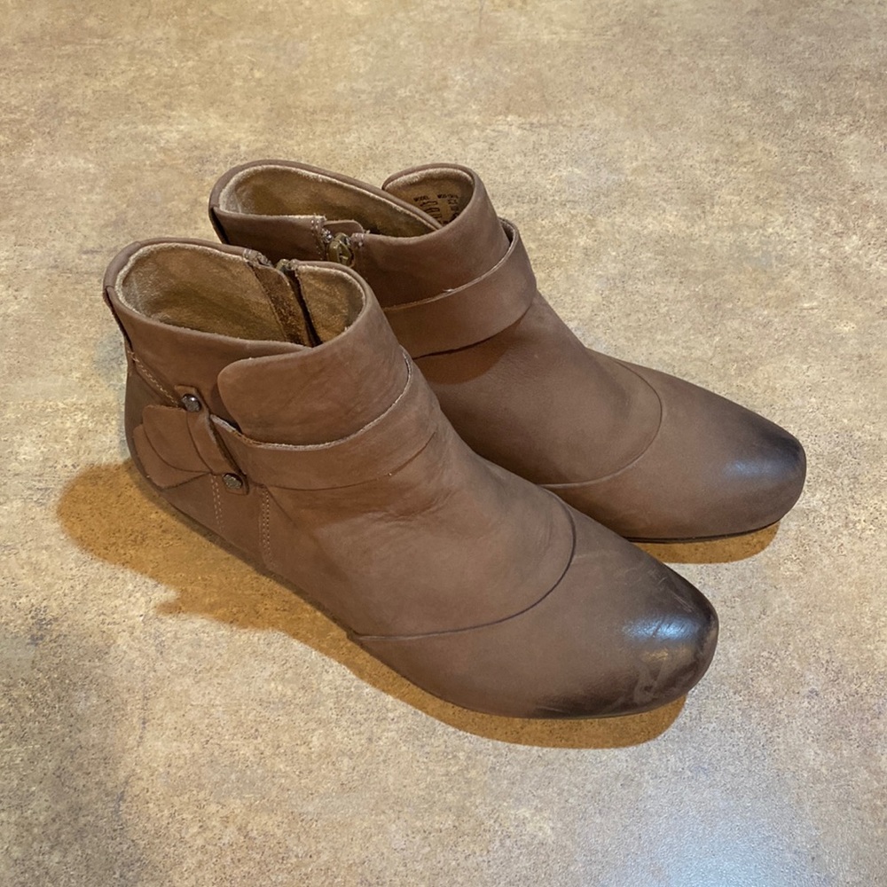 Women’s Taos boots size 9